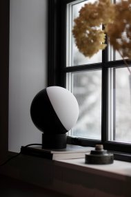 Contur 24cm Svart bordslampa från Globen Lighting - Bordslampan Contur &auml;r en grafisk, dekorativ lampa som passar utm&auml;rkt i en modern milj&ouml; eller f&ouml;r den som &ouml;nskar en modern kontrast.