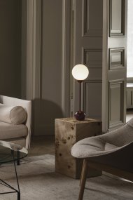 Ripley 52cm Vinröd bordslampa från Globen Lighting - Den slanka formen och de rundade detaljerna ger lampan ett modernt och lekfullt uttryck, medan glaskupan sprider ett mjukt och behagligt ljus.