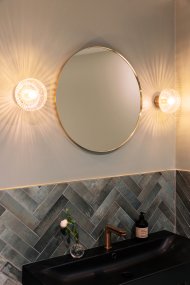 Fungo Ø16 Transparent/borstad mässing badrumslampa från Globen Lighting - Fungo &auml;r IP44-klassificerad, vilket g&ouml;r den idealisk f&ouml;r anv&auml;ndning i b&aring;de k&ouml;k och badrum.