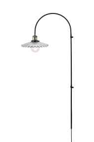 Cobbler 60cm Transparent/svart vägglampa från Globen Lighting - V&auml;ggf&auml;stet har tv&aring; stycken metallbyglar och medf&ouml;ljande skruvar f&ouml;r montering p&aring; v&auml;ggen och hela lampan &auml;r justerbar i sidled.