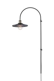 Cobbler 60cm Rökfärgad/svart vägglampa från Globen Lighting - V&auml;ggf&auml;stet har tv&aring; stycken metallbyglar och medf&ouml;ljande skruvar f&ouml;r montering p&aring; v&auml;ggen och hela lampan &auml;r justerbar i sidled.