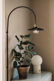 Cobbler 60cm Rökfärgad/svart vägglampa från Globen Lighting - V&auml;ggf&auml;stet har tv&aring; stycken metallbyglar och medf&ouml;ljande skruvar f&ouml;r montering p&aring; v&auml;ggen och hela lampan &auml;r justerbar i sidled.