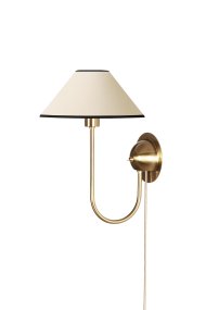 Iris 32cm Mässing/krämvit vägglampa från Globen Lighting - Den mjukt b&ouml;jda armen kombineras med en kr&auml;mvit textilsk&auml;rm som skapar ett varmt och klassiskt uttryck.