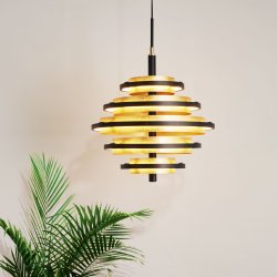 Hive Ø40 Mattsvart taklampa från Searchlight - Den vackert detaljerade Hive LED pendellampan med 5 ljuspunkter har tre guldf&auml;rgade skivor med svarta kanter p&aring; en matt svart metallbas.