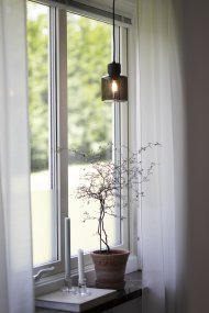 DOT Ø10 Rökfärgad fönsterlampa från Globen Lighting - DOT, formgiven av Roger Persson, &auml;r inspirerad av en glasflaska med ett dekorativt lock.