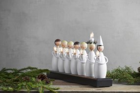 Luciatåg Vit från Star Trading - Dekorera till Lucia och advent, ljusstaken ger en fantastisk fin julst&auml;mning i b&aring;de f&ouml;nster och p&aring; en sk&auml;nk.