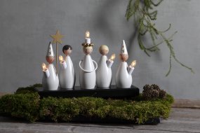 Luciakör Vit från Star Trading - Dekorera till Lucia och advent, ljusstaken ger en fantastisk fin julst&auml;mning i b&aring;de f&ouml;nster och p&aring; en sk&auml;nk.