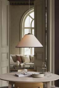Iris Ø50 Krämvit taklampa från Globen Lighting - Iris &auml;r en elegant takpendel i j&auml;rn med m&auml;ssingsfinish och en handgjord textilsk&auml;rm i kr&auml;mvit bomull.