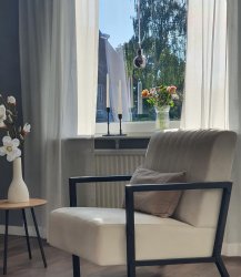 Leah Ø10 Rökfärgad fönsterlampa från Aneta Lighting - Den r&ouml;kf&auml;rgade glassk&auml;rmen ger ett mysigt och behagligt ljus, samtidigt som detaljerna i krom skapar en modern kontrast.