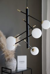 Akrobat 58cm Svart från Aneta Lighting - Acrobat taklampa i svartlackerad metall med detaljer i matt m&auml;ssing och 5 opalvita glaskupor.