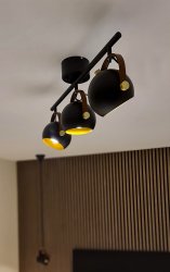 Bow 3 Svart spotlight från Aneta Lighting - Bow taklampa i svartlackerad metall med detaljer i matt m&auml;ssing och brunt l&auml;der.