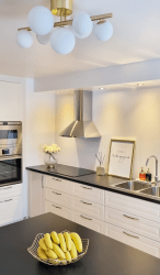 Molekyl 58cm Matt mässing från Aneta Lighting - Molekyl trendig plafond i matt m&auml;ssing med 7 opalvita glaskupor i olika storlekar placerade p&aring; en 58 cm l&aring;ng st&aring;ng.