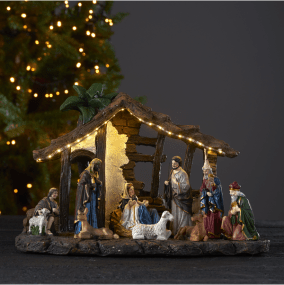 Nativity Flerfärgad från Star Trading - Levereras med b&aring;de sladd och stickkontakt och drivs av 3st AAA batterier (ing&aring;r ej).