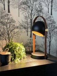 Bow 38cm Svart bordslampa från Aneta Lighting - Bow bordslampa i svartlackerad metall med detaljer i matt m&auml;ssing och brunt l&auml;der.