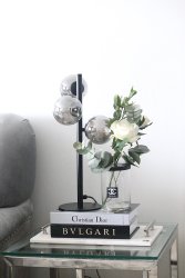 Molekyl 46cm Rökgrå bordslampa från Aneta Lighting - Molekyl bordslampa med lampfot i svart metall och 3 sotade glaskupor.