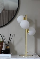 Molekyl 46cm Matt mässing bordslampa från Aneta Lighting - Molekyl bordslampa med lampfot i matt m&auml;ssing och 3 opalvita glaskupor.
