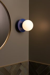 Art Deco Ø16 Blå/vit från Globen Lighting - Lampan &auml;r tillverkad av metall och har en vit glaskupa som skapar en fin ljusspridning i rummet.