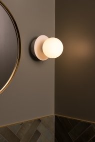 Art Deco Ø16 Vit badrumslampa från Globen Lighting - Lampan &auml;r tillverkad av metall och har en vit glaskupa som skapar en fin ljusspridning i rummet.