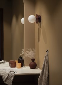 Art Deco Ø16 Vinröd badrumslampa från Globen Lighting - Tack vare IP44-klassningen passar lampan &auml;ven i badrummet och kan monteras b&aring;de p&aring; v&auml;gg och i tak som plafond.