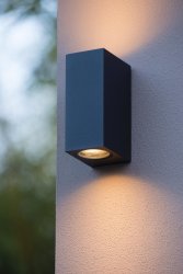 Zaro Svart utelampa från Lucide - Som sig b&ouml;r f&ouml;r modern belysning &auml;r Zaro kompatibel med LED-lampor, vilket g&ouml;r att din utomhusmilj&ouml; f&aring;r ett komplett och sofistikerat utseende.