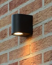 Zaro Svart utelampa från Lucide - Som sig bör för modern belysning är Zaro kompatibel med LED-lampor, vilket gör att din utomhusmiljö får ett komplett och sofistikerat utseende.