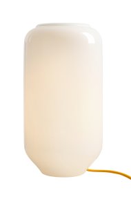 Flask 36cm Vit/gul bordslampa från Artera - Den h&ouml;ga, rundade kupan i opalglas sprider ett mjukt och behagligt ljus som skapar en varm och inbjudande atmosf&auml;r.