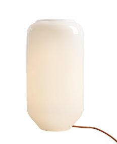 Flask 36cm Vit/terrakotta bordslampa från Artera - Den h&ouml;ga, rundade kupan i opalglas sprider ett mjukt och behagligt ljus som skapar en varm och inbjudande atmosf&auml;r.