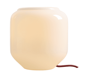 Flask 18cm Vit/röd bordslampa från Artera - Den dekorativa kupan i opalglas sprider ett mjukt och behagligt ljus som skapar en inbjudande atmosf&auml;r.