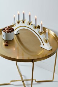 Celine Vit från Markslöjd - Celine Adventsljusstake Vit &auml;r en tidl&ouml;s och elegant ljusstake f&ouml;r advent.