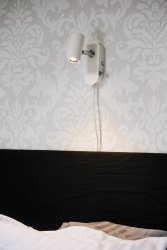 Gusto Vit läslampa från Aneta Lighting - Gusto vägglampa i mattvit metall med detaljer i krom.