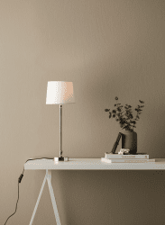 Liam 60cm Silver/Vit bordslampa från PR Home - Sk&auml;rmen &auml;r 20 cm bred och 15,5 cm h&ouml;g och har ett E27 ringf&auml;ste.