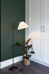 Medina Svart golvlampa från Halo Design - Den svarta lampfoten i kombination med den r&ouml;rliga, veckade sk&auml;rmen skapar en h&auml;rlig atmosf&auml;r i rummet.