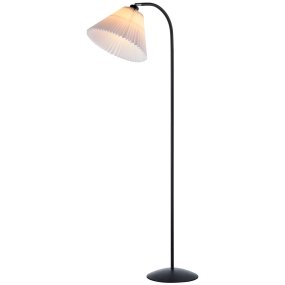 Medina Svart golvlampa från Halo Design - Den svarta lampfoten i kombination med den r&ouml;rliga, veckade sk&auml;rmen skapar en h&auml;rlig atmosf&auml;r i rummet.