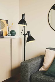 Baltimore 2 Svart golvlampa från Halo Design - Baltimore &auml;r en modern golvlampa med en retro design gjord av lackad metall.