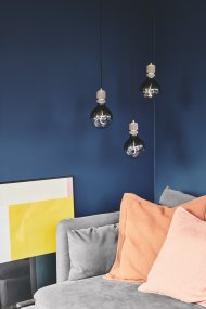 Halo Ø5 Svart från Halo Design - Den robusta sockeln av svart metall ger ett sofistikerat uttryck som passar perfekt &ouml;ver k&ouml;ks&ouml;n, i hallen eller som en del av en gruppbelysning.