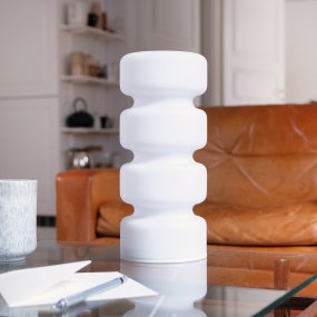 Olive 28cm Vit bordslampa från Dyberg Larsen - Olive kombinerar funktion och estetik p&aring; ett unikt s&auml;tt och blir en stilfull inredningsdetalj i ditt hem.