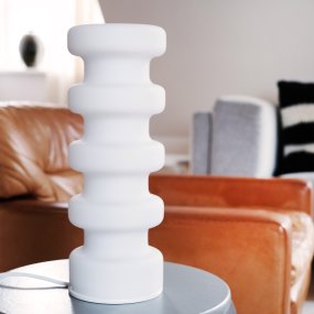 Luna 33cm Vit bordslampa från Dyberg Larsen - L&aring;t Luna bordslampa bli rummets blickf&aring;ng med sitt f&ouml;rtrollande sken i opalglas och skapa en unik atmosf&auml;r.