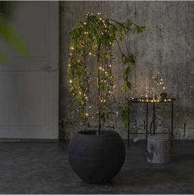 Ljusslinga Akku 5m Svart från Star Trading - Den &auml;r utrustad med en praktisk timerfunktion som lyser i 6 timmar och &auml;r sl&auml;ckt i 18 timmar f&ouml;r att spara batteri.