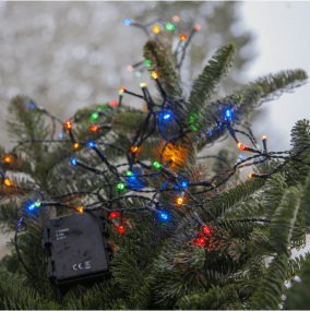 Ljusslinga Akku 5m Svart från Star Trading - Den &auml;r utrustad med en praktisk timerfunktion som lyser i 6 timmar och &auml;r sl&auml;ckt i 18 timmar f&ouml;r att spara batteri.