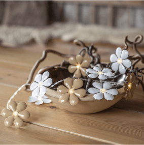 Ljusslinga Fiore Flerfärgad från Star Trading - Batteridosan drivs med 2st AA batterier (ing&aring;r ej) och har timerfunktion, 6h p&aring;, 18h av, repeterande.