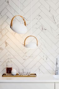 D.C Ø26 Vit taklampa från Halo Design - De runda formerna i kombination med detaljerna av metall och tr&auml; skapar en klassisk stil.