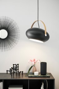 D.C Ø40 Svart från Halo Design - De runda formerna i kombination med detaljerna av metall och trä skapar en klassisk stil.