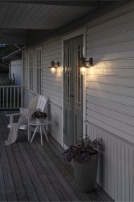 Napoli Rost utelampa från Konstsmide - Lampans klassiska design med en rund glaskupa och en bred sk&auml;rm sprider ett varmt och behagligt ljus, perfekt f&ouml;r att lysa upp entr&eacute;er och uteplatser.