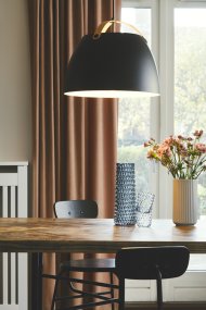 Oslo Ø40 Svart från Halo Design - Taklampan Oslo är en stilren och modern belysningslösning som kombinerar funktion och design på ett sofistikerat sätt.