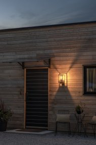 Carpi Svart från Konstsmide - Lampan &auml;r idealisk f&ouml;r entr&eacute;er eller uteplatser och ger ett vackert, mjukt ljus som skapar en inbjudande k&auml;nsla.