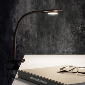 Fix Svart klämlampa från Halo Design - Den r&ouml;rliga armen med platt sk&auml;rm har inbyggd intregrerad LED p&aring; 4W som ger 180lm och 3000K varmvitt ljus.