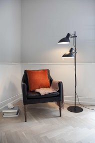 Metropole 2 Svart golvlampa från Halo Design - Metropole serien &auml;r en komplett och funktionell familj av lampor med en utm&auml;rkande och industriell stil.