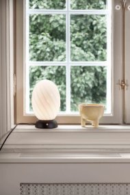 Twist 22cm Svart bordslampa från Halo Design - Den stilrena foten och moderna detaljer g&ouml;r Twist till en tidl&ouml;s inredningsdetalj som passar perfekt p&aring; nattduksbordet, i vardagsrummet eller som accent i din arbetsplats.