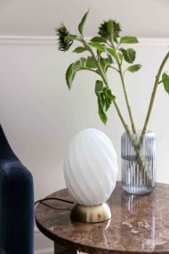 Twist 22cm Mässing bordslampa från Halo Design - Den stilrena foten och moderna detaljer g&ouml;r Twist till en tidl&ouml;s inredningsdetalj som passar perfekt p&aring; nattduksbordet, i vardagsrummet eller som accent i din arbetsplats.