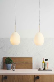 Bodø Ø20 Vit från Halo Design - Den sl&auml;ta ytan och runda formen av opalglas ger en fin ljusspridning i rummet och i kombination med detaljerna i m&auml;ssing medf&ouml;r den elegans.